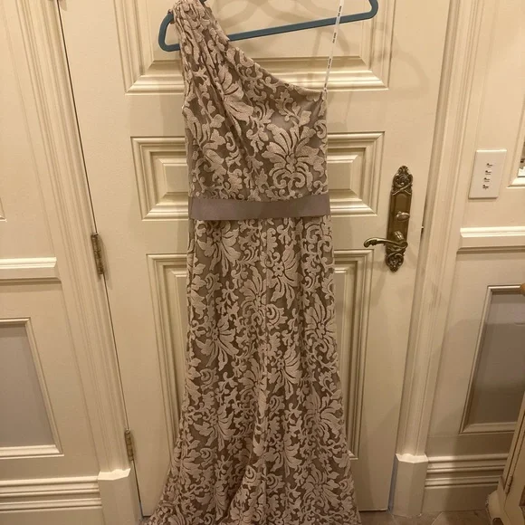 Tadashi Shoji One Shoulder Lace Dress in Cream - Picture 5 of 9